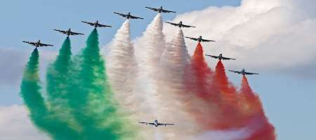 Aspettando il 2 giugno: le Frecce Tricolori, simbolo di unità nazionale e voglia di rinascita.
